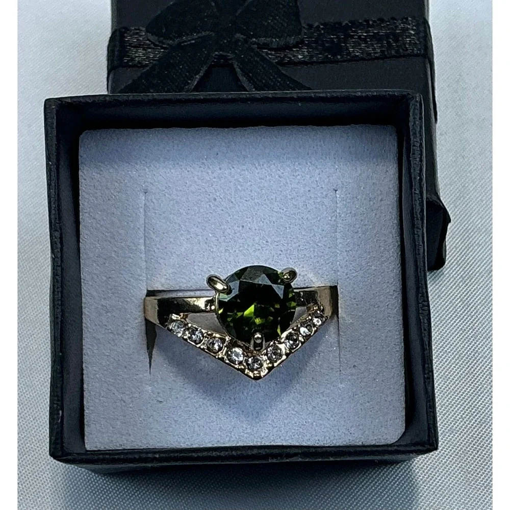 Sparkling Green Gemstone Ring Chevron Band‎ Gold Tone Women Size 7 5